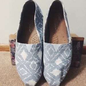 TOMS Classics- Blue Geometric IKAT
